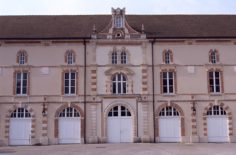 Vue des bâtiments sur cour intérieure.