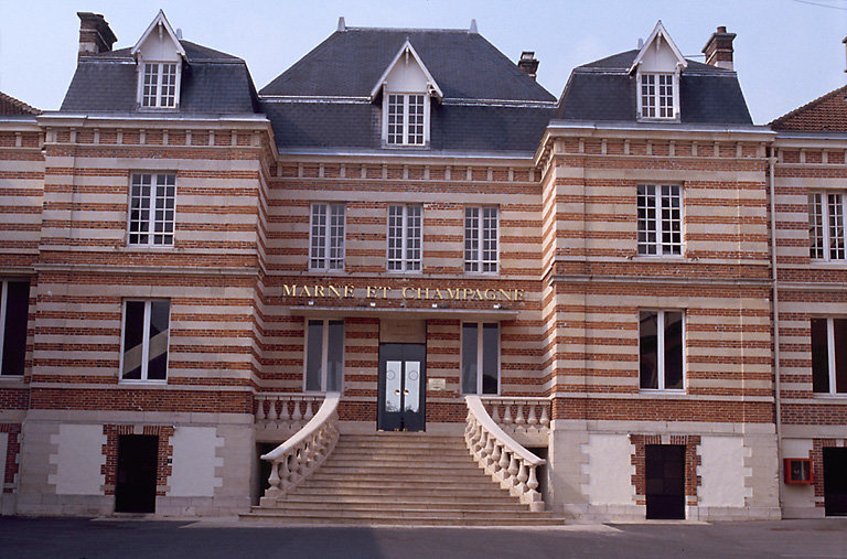 Vue de la façade principale sur cour avec perron d'entrée.
