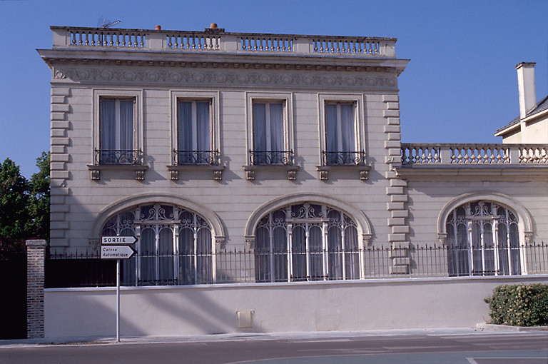 Vue de la façade principale.