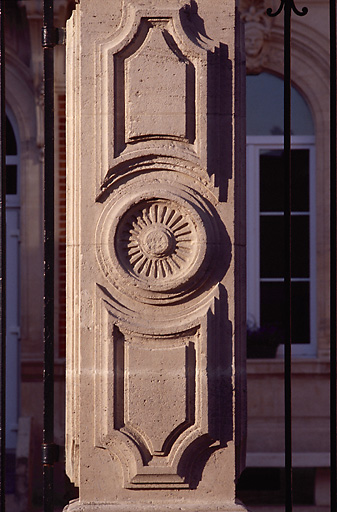 Détail d'un des piliers de la grille d'entrée.
