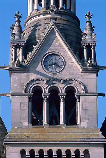 Vue rapprochée du clocher avec l'horloge.