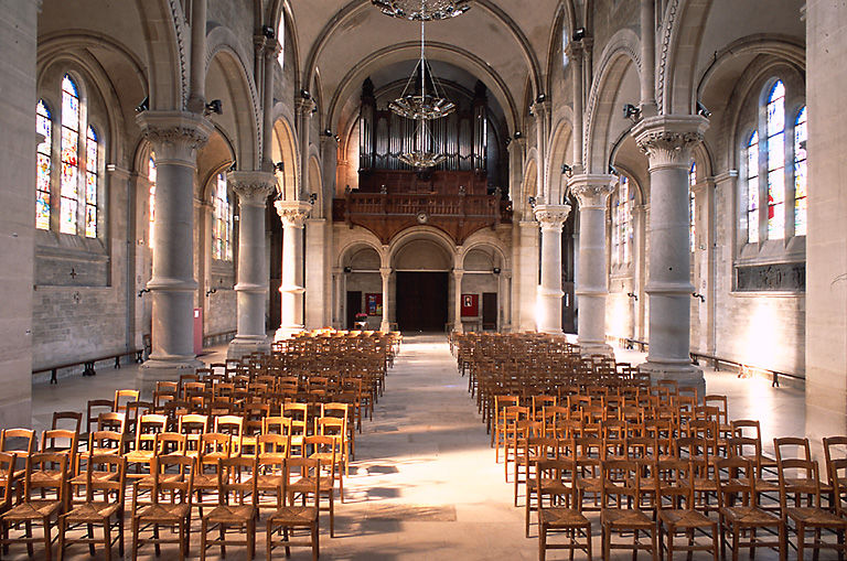 Intérieur : vue d'ensemble de la nef depuis le choeur.