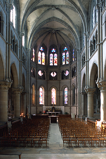 Vue intérieure : nef et choeur depuis l'entrée.