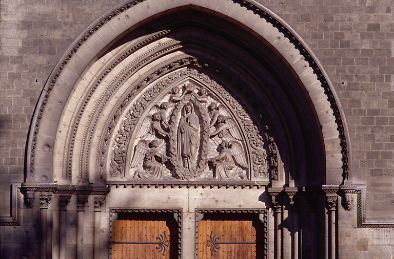 Vue du tympan sculpté : anges et Notre-Dame.