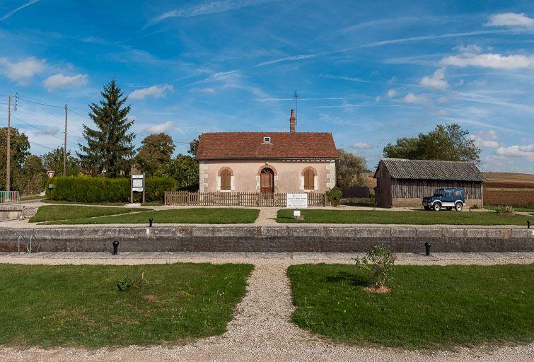 Maison de garde de l'écluse 99 du versant Yonne (canal de Bourgogne)