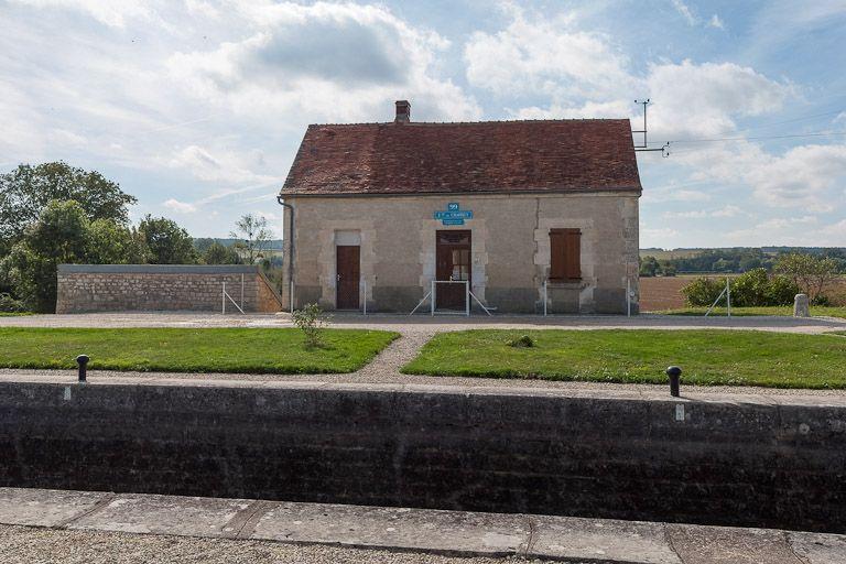 Maison éclusière vue de face.