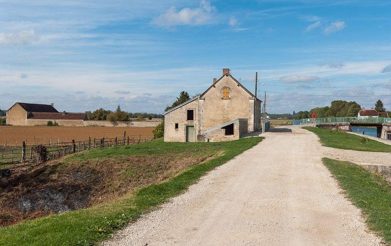 La maison éclusière avec ses appentis.