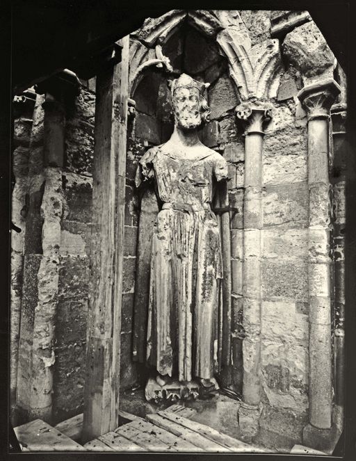 Statue de roi ornant une culée au sud-est du chevet (photographie de l'entre-deux-guerres).