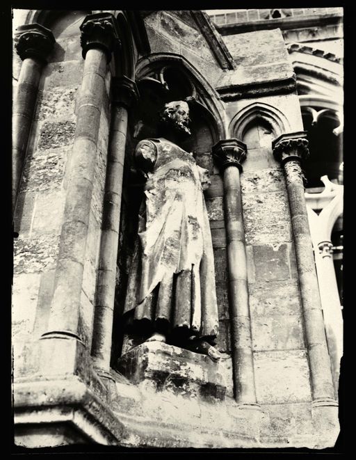 Statue de roi ornant une culée au nord-est du chevet (photographie de l'entre-deux-guerres).