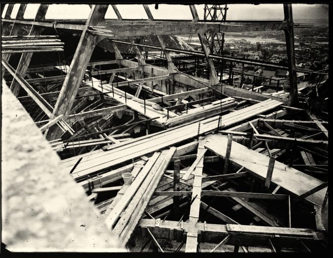 Pose de la charpente du vaisseau central (photographie de l'entre-deux-guerres).