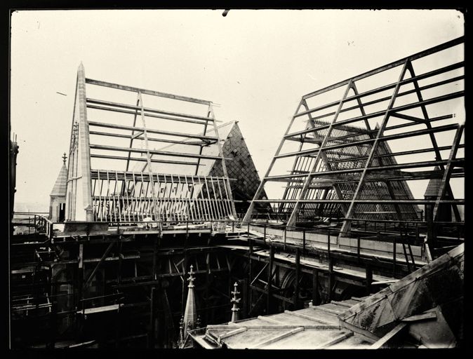 Reconstruction de la charpente du grand transept et du choeur (photographie de lla première moitié des années trente).