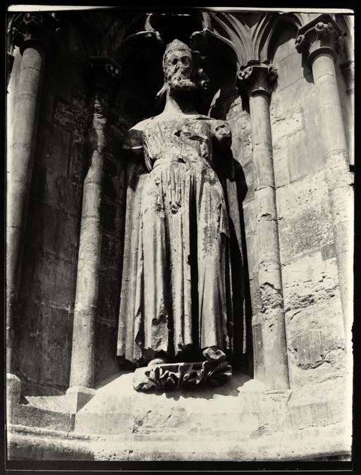 Statue de roi ornant une culée au sud-est du chevet (photographie de l'entre-deux-guerres).