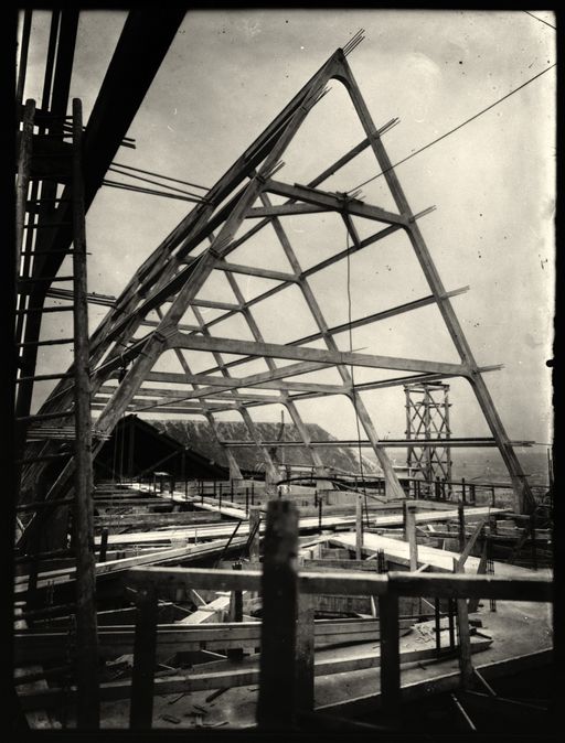 Construction de la charpente du choeur (photographie de la première moitié des années trente).