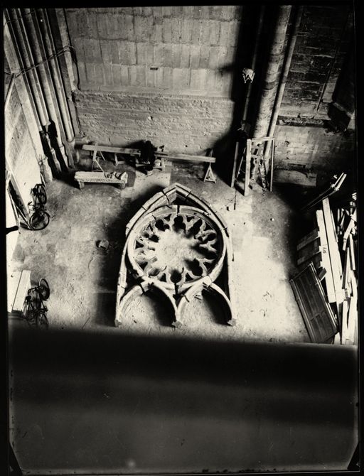 Partie supérieure d'une baie de l'abside en cours de restauration (photographie de l'entre-deux-guerres).