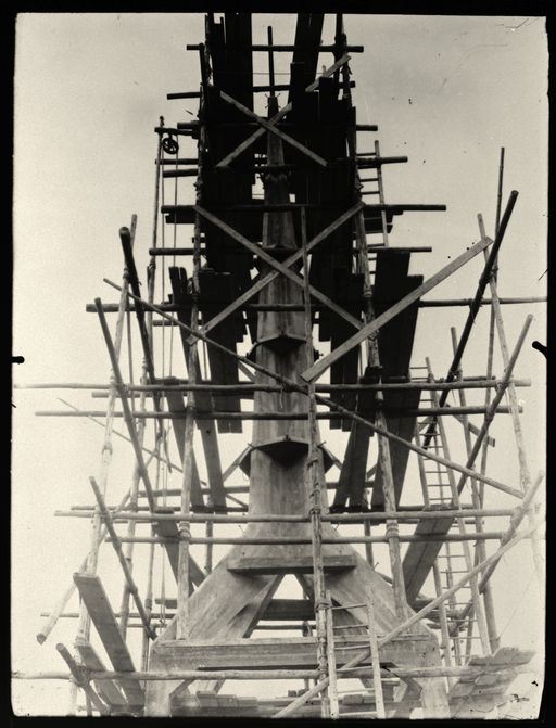 Construction de la charpente de l'abside (photographie des années trente).