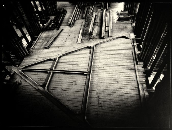 Vue d'une ferme de la charpente (photographie de l'entre-deux-guerres).