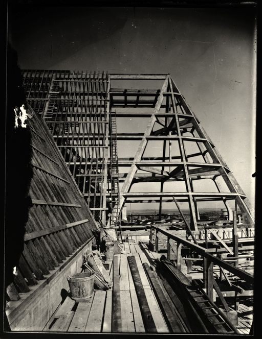 Pose de la couverture de l'abside (photographie des années trente).