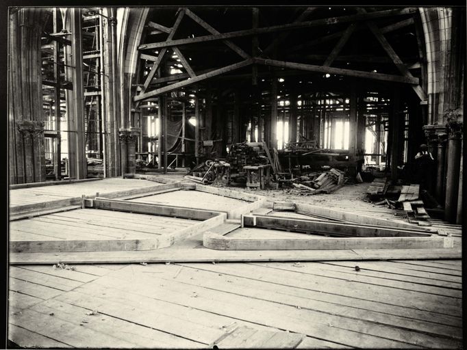 Vue d'une ferme de la charpente (photographie de l'entre-deux-guerres).