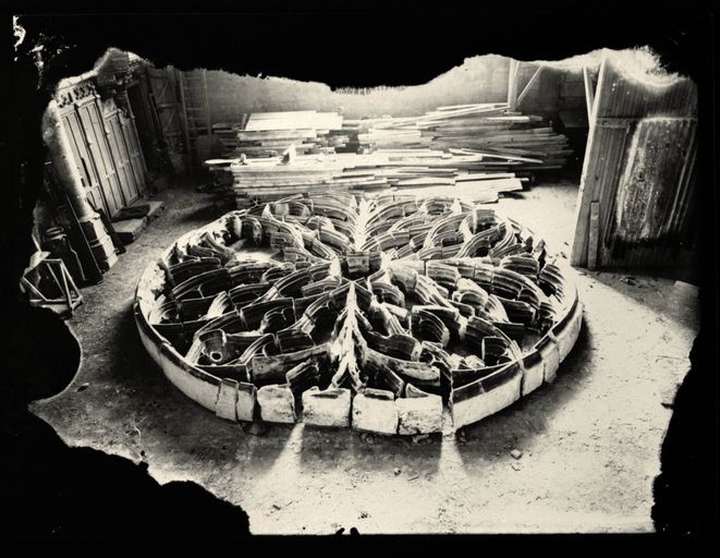 Vue de la rose du bras nord du petit transept, déposée pour être restaurée (photographie de l'entre-deux-guerres).