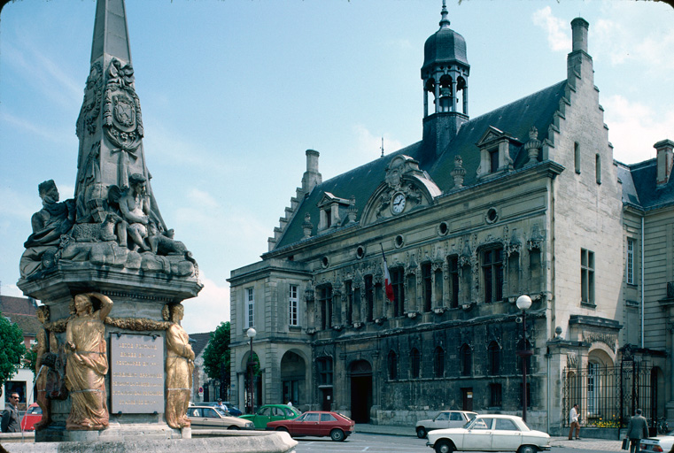 Vue de l'hôtel de ville et de la fontaine.