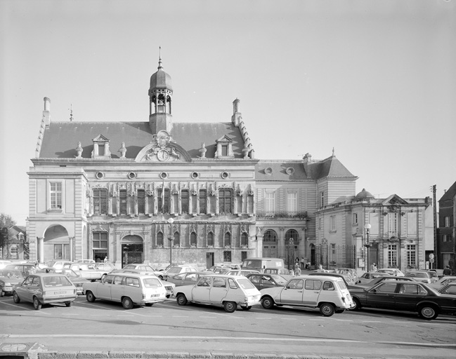 Vue d'ensemble, élévation antérieure.