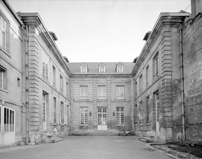 Vue d'ensemble, élévation sur cour.