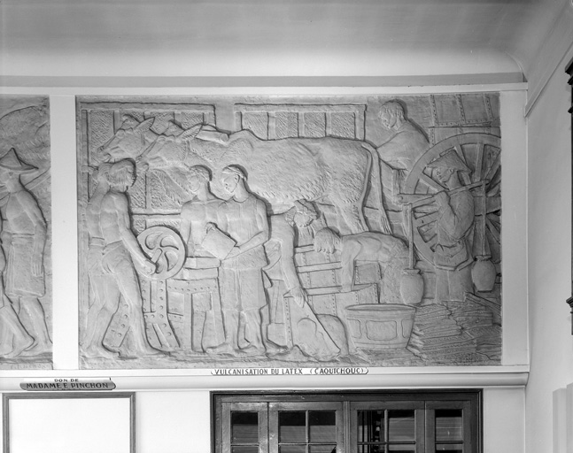 Vue d'ensemble du bas-relief 'La Vulcanisation du Latex'.