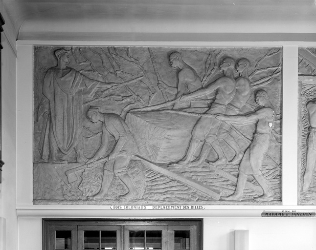 Vue d'ensemble du bas-relief 'Déplacement de billes'.