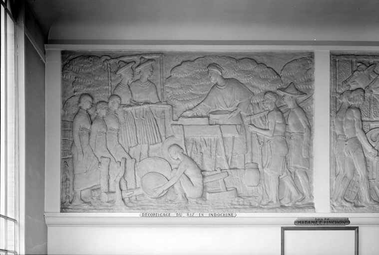 Vue d'ensemble du bas-relief 'Décorticage du riz en Indochine'.