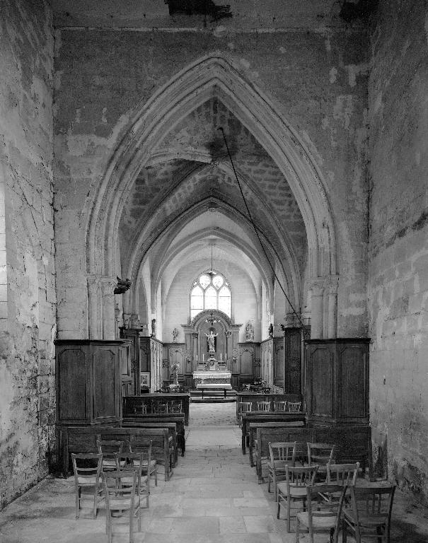 Vue intérieure de l'édifice, depuis l'entrée vers le chœur.