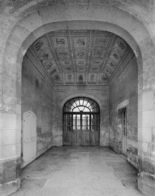 Vue du passage reliant les deux cours du château.