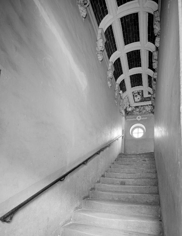 Vue de la première volée de l'escalier sud-est des offices.