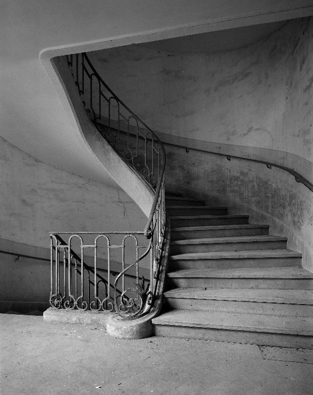 Vue de l'escalier nord-ouest du logis.