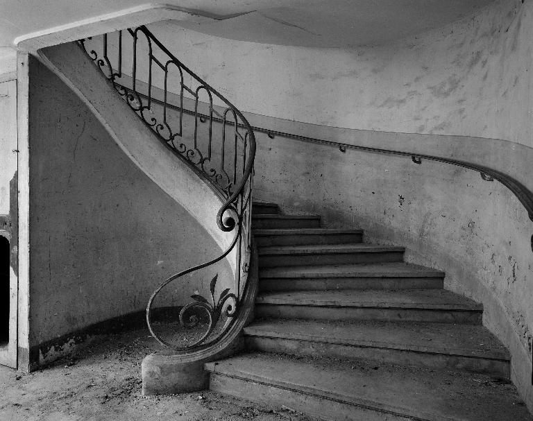 Vue du départ de l'escalier nord-ouest du logis.