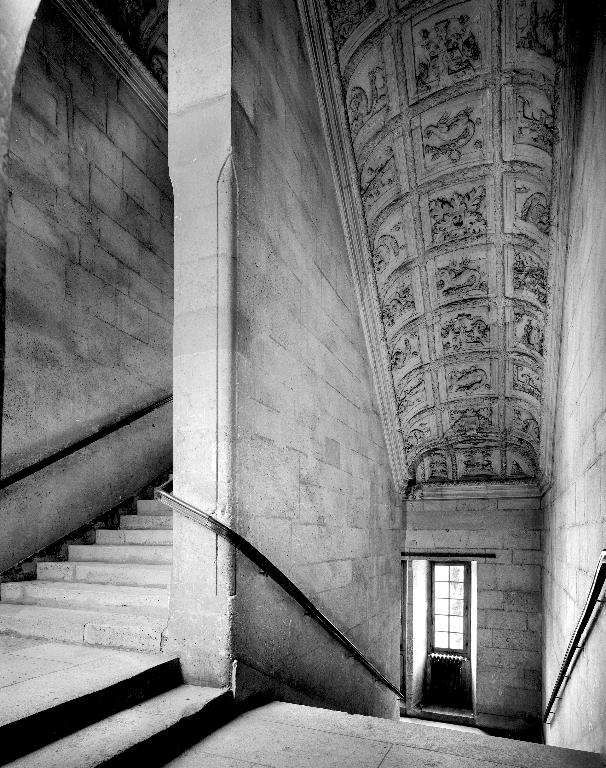 Vue du grand escalier depuis le palier du premier étage.