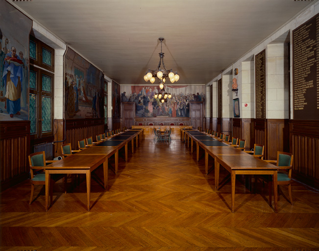 Vue d'ensemble de la salle du conseil et des peintures monumentales.