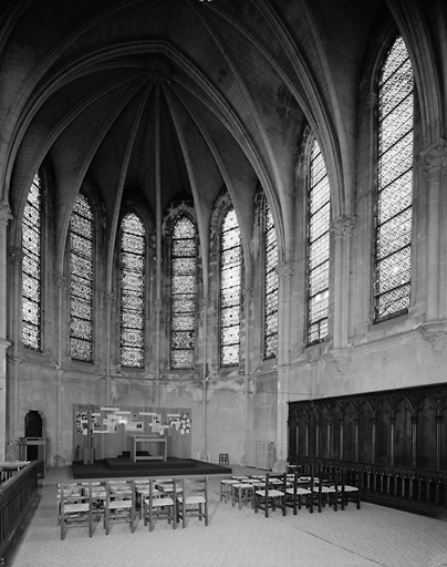 Vue intérieure de l'ouest vers l'est de la chapelle