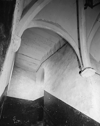 Première volée de l'aile en retour d'équerre et de l'escalier.