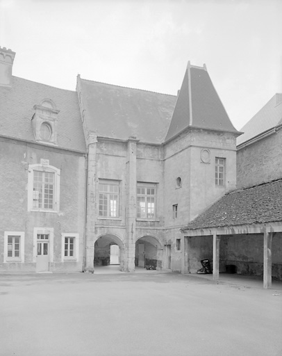 Elévation antérieure de l'hôtel et détail de l'aile en fond de cour