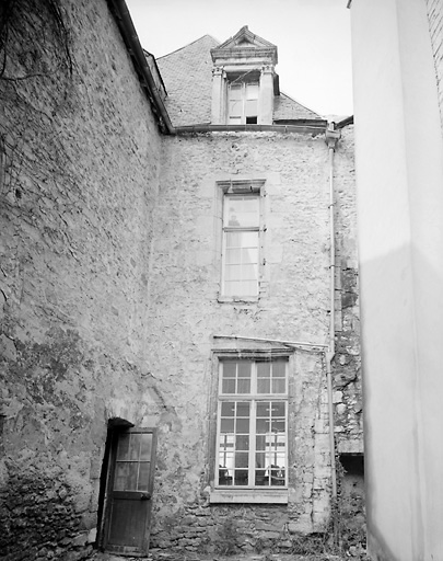 Elévation antérieure de l'hôtel et vue de l'aile sur rue