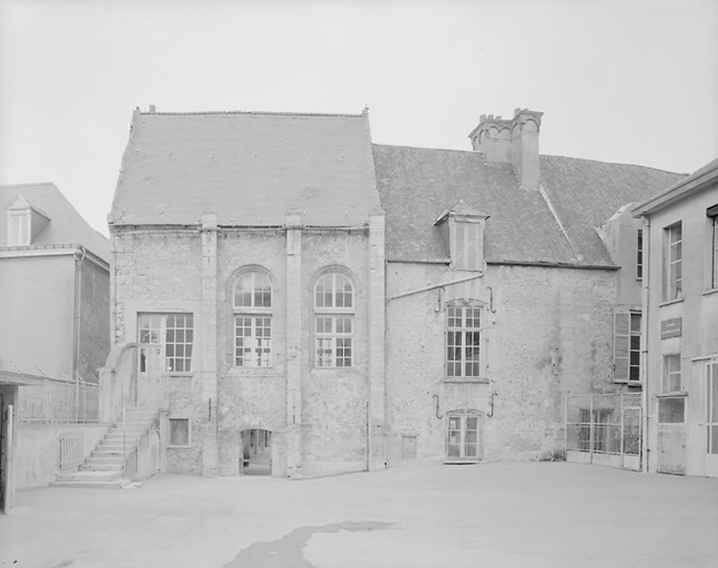 Elévation postérieure et vue d'ensemble de l'aile en fond de cour