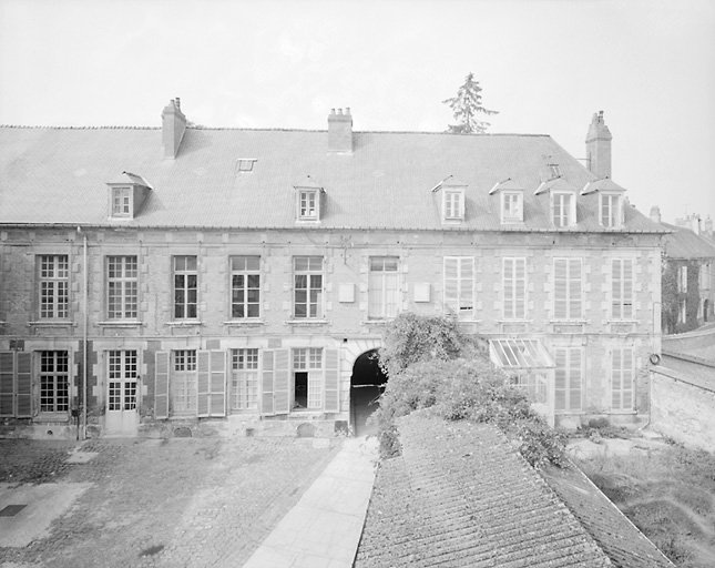 Elévation postérieure et vue d'ensemble de l'aile sur rue