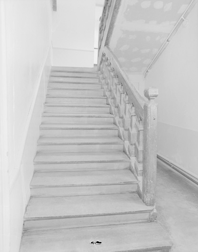 Aile sur cour, départ et 1ère volée de l'escalier