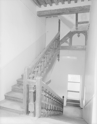 Aile sur cour, l'escalier depuis le palier du 1er étage.