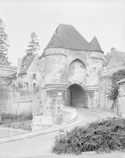 Elévation côté campagne du rempart du Midi et vue d'ensemble de la porte d'Ardon