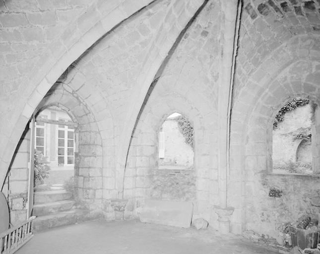 Détail de l'absidiole sud et vue de la chapelle basse