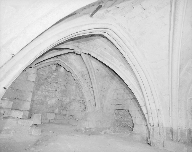 Vue d'ouest en est du bras sud du transept de la chapelle basse