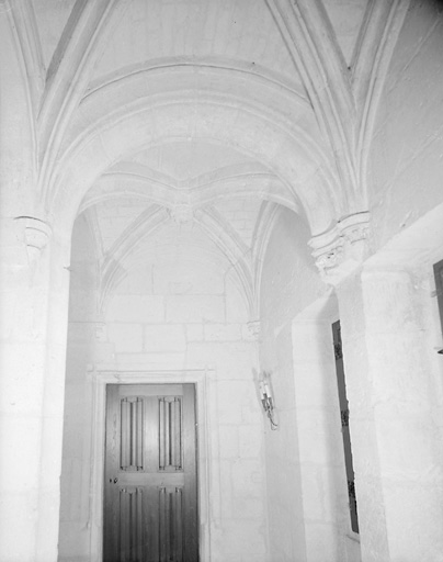 Vue du palier du 1er étage et de l'aile en retour d'équerre et de l'escalier