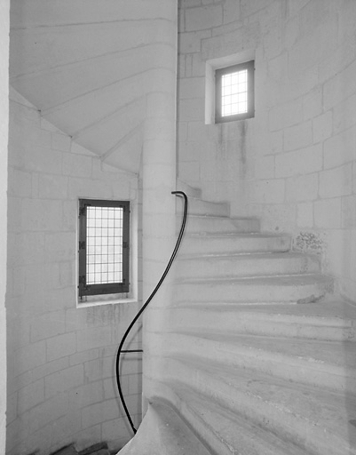 Vue de l'aile sur rue et de l'escalier