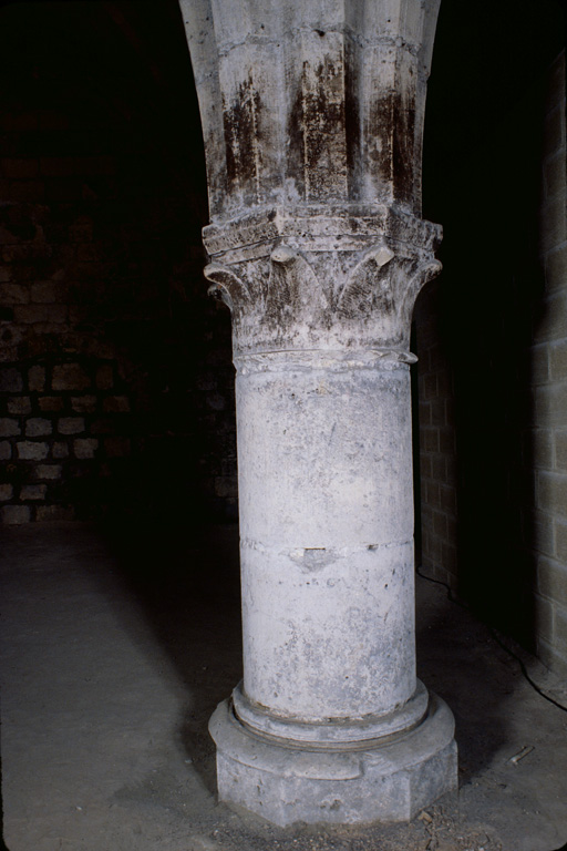 Détail d'une pile et vue du cellier.